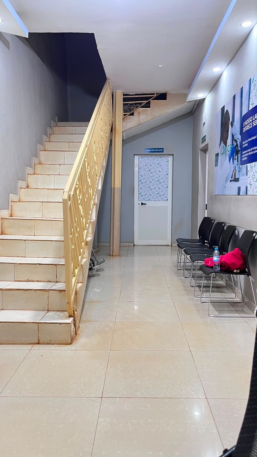 Centro Médico Infoprest — Cuanza Norte — Acesso ao piso superior