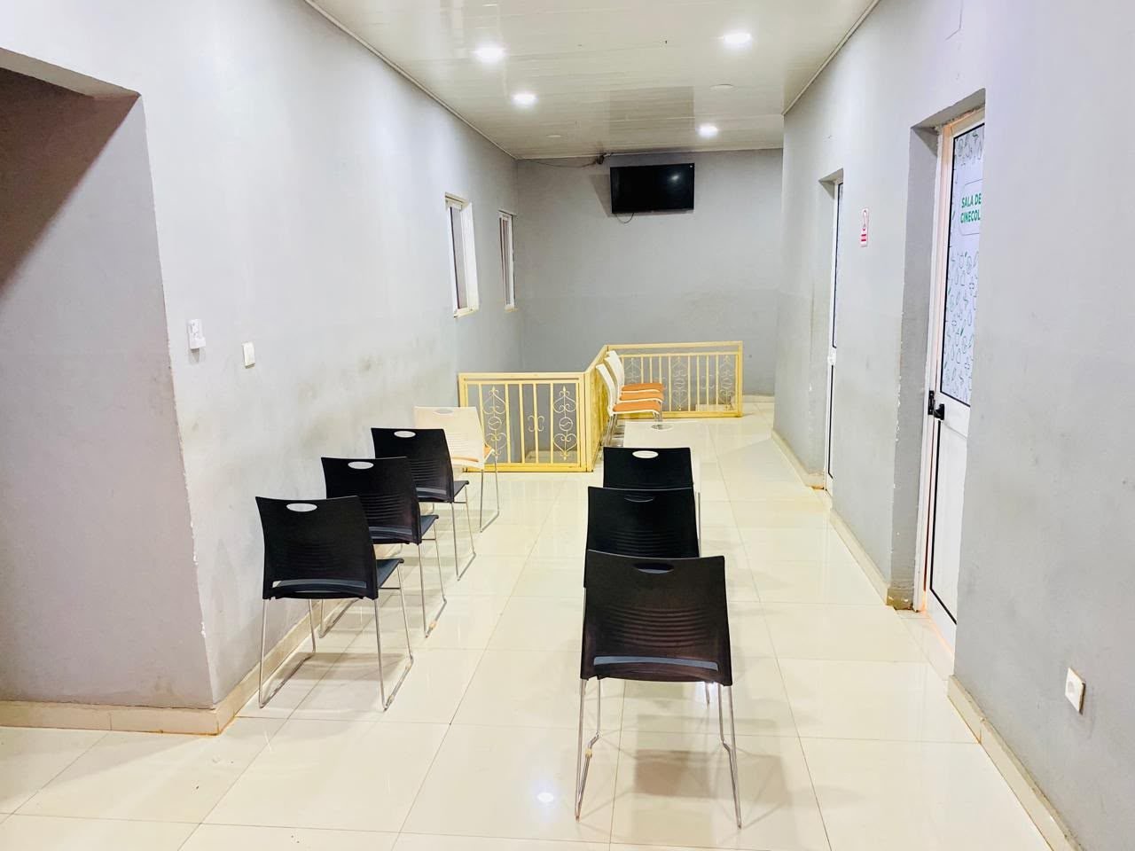 Centro Médico Infoprest — Cuanza Norte — Sala de espera do piso superior